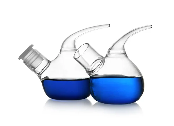 Φιάλες αποστροφής με μπλε υγρό σε λευκό φόντο. Γυάλινα είδη εργαστηρίου — Φωτογραφία Αρχείου