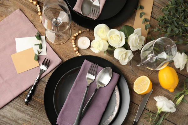 Elegante feestelijke tafel op houten ondergrond, vlak gelegd — Stockfoto