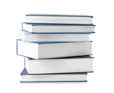 Beyaz arkaplan üzerine ciltli kitap yığını
