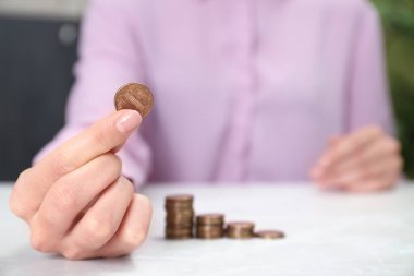 Işık masasında para tutan kadın, yakın plan.