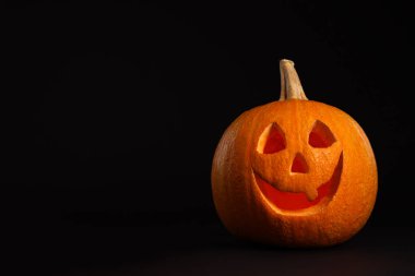 Siyah arka planda balkabağı kafası, mesaj için boşluk. Jack Lantern - geleneksel Cadılar Bayramı dekorasyonu