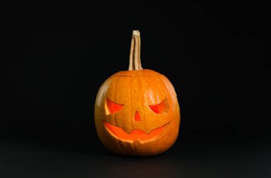 Siyah arka planda kabak kafa. Jack Lantern - geleneksel Cadılar Bayramı dekorasyonu