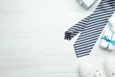 Düz kompozisyon, beyaz ahşap arka planda insan aksesuarları ve hediye kutusu vardı. Metin için boşluk