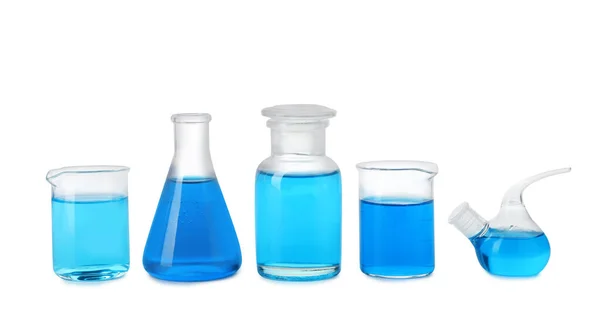 Artículos de vidrio de laboratorio con líquidos azules aislados en blanco — Foto de Stock