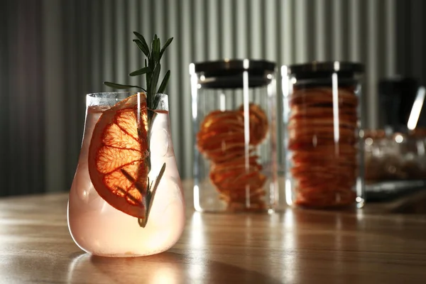 Glas med läcker cocktail med vodka på träbänk i baren — Stockfoto