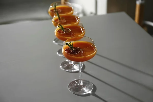 Glasögon av läcker cocktail med vodka på bordet i baren — Stockfoto