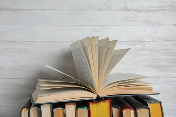 Pilha de livros de capa dura sobre fundo de madeira branco — Fotografia de Stock