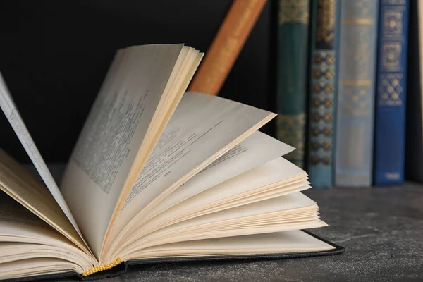 Abrir livro de capa dura sobre mesa de pedra cinza, close-up — Fotografia de Stock