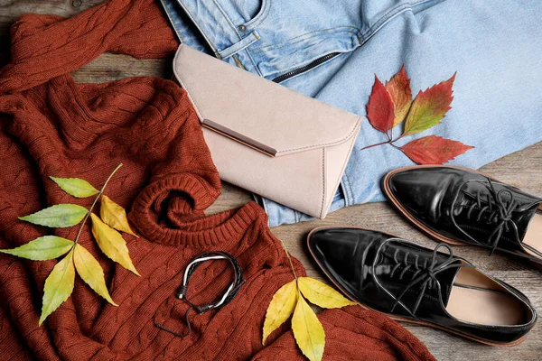 Lapos laikus kompozíció meleg ruhák és őszi levelek fa háttér — Stock Fotó
