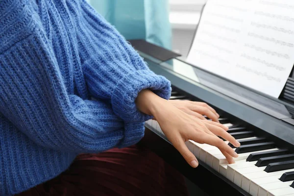 年轻女子在家弹钢琴，特写镜头 — 图库照片