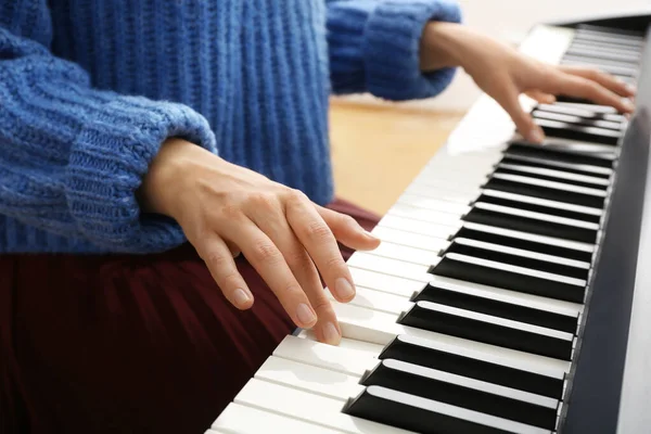 年轻女子在家弹钢琴，特写镜头 — 图库照片
