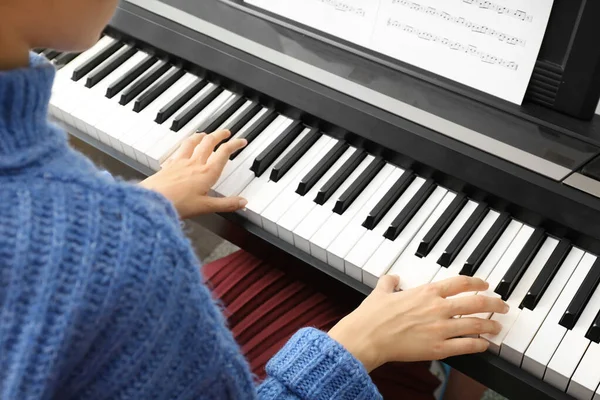 Junge Frau spielt zu Hause Klavier, über der Ansicht — Stockfoto