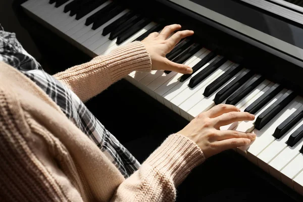 Young woman playing piano at home, closeup — Stock Photo, Image