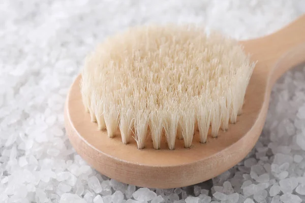 Garam laut putih untuk spa prosedur menggosok dan sikat, closeup — Stok Foto