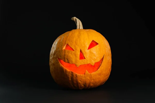 Tökfej fekete háttérrel. Jack lámpa - hagyományos Halloween dekoráció — Stock Fotó