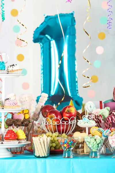 Dessert table in room decorated with blue balloon for 1 year birthday party — Stock Photo, Image