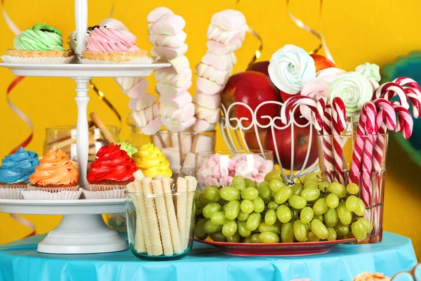 Barre à bonbons avec de délicieuses friandises pour fête d'anniversaire — Photo