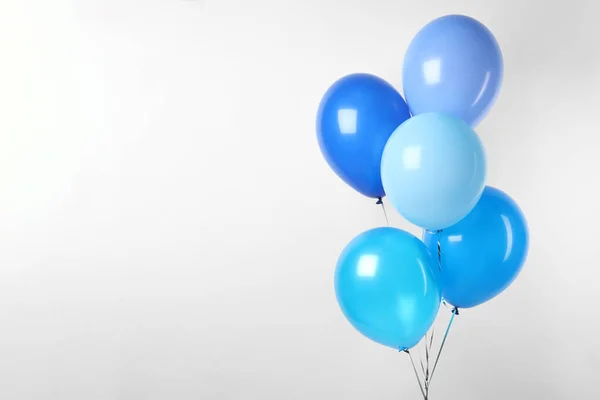 Bande de ballons bleus sur fond blanc. Carte de voeux — Photo