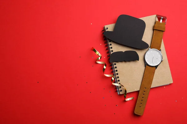 Composición plana con accesorios para hombre sobre fondo rojo, espacio para texto. Tarjeta de felicitación — Foto de Stock