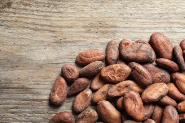 Tahta masada kakao çekirdekleri, en iyi manzara. Metin için boşluk