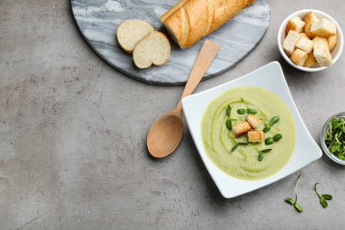 Gri masa üzerinde brokoli krema çorbası kase ile Düz yatıyordu kompozisyon, metin için alan