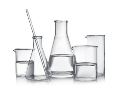 Beyaz zemin üzerinde sıvı örnekleri olan laboratuvar camları.