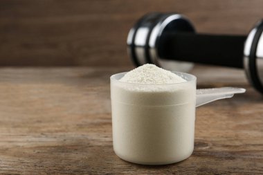 Ahşap masaüzerinde protein tozu ölçümü, yakın çekim. Metin için alan