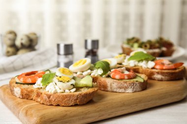 Mutfak masasında karides ile lezzetli bruschettas Kesme tahtası
