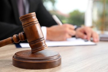 Ahşap masada tokmakla yargıçlık yap, yakın plan. Ceza hukuku