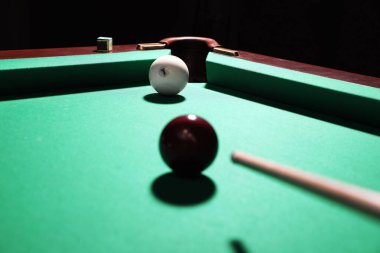 Kırmızı topu bilardo masasının cebine atmak
