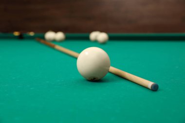Bilardo topları ve masa içinde ıstaka.