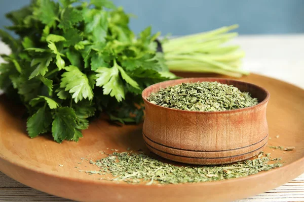 Prato com salsa fresca e seca na mesa, close-up — Fotografia de Stock