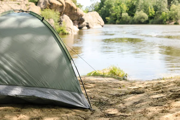 Moderne kampeertent op rivieroever in Wilderness. Ruimte voor tekst — Stockfoto