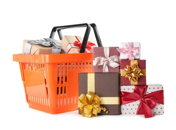 Orangefarbener Warenkorb mit verschiedenen Geschenken auf weißem Hintergrund — Stockfoto
