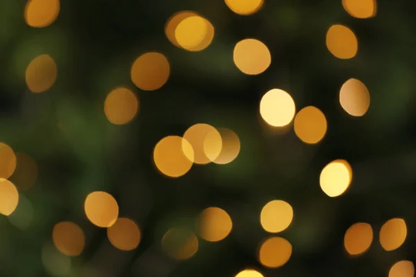 Fundo abstrato com luzes de Natal amarelas borradas, efeito bokeh — Fotografia de Stock