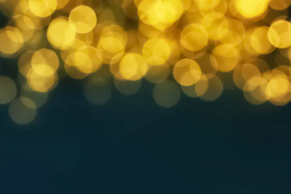 Vista offuscata di luci di Natale incandescenti su sfondo blu. Spazio per testo — Foto Stock