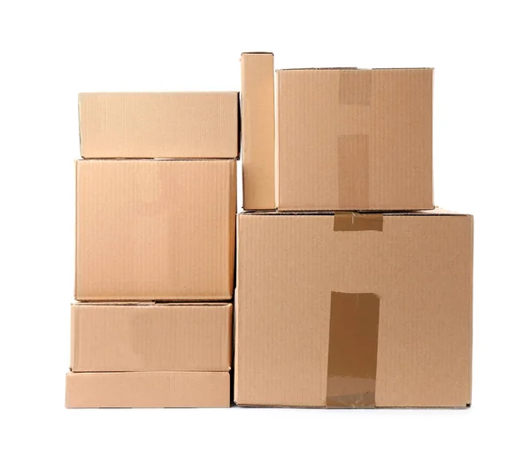 Pilha de caixas de papelão sobre fundo branco — Fotografia de Stock