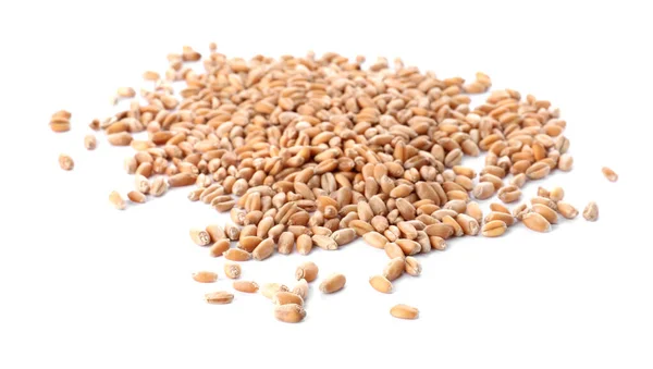 Montón de granos de trigo sobre fondo blanco. Cultivo de cereales — Foto de Stock