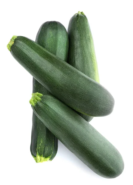 Zucchine verdi mature fresche su sfondo bianco, vista dall'alto — Foto Stock