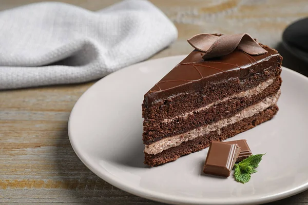 Köstliche frische Schokoladenkuchen auf Holztisch serviert — Stockfoto