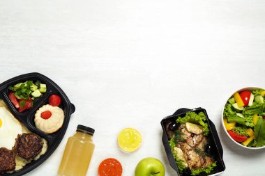 Beyaz masa üzerinde beslenme kutuları ile düz yatıyordu kompozisyon, metin için alan. Sağlıklı gıda dağıtımı