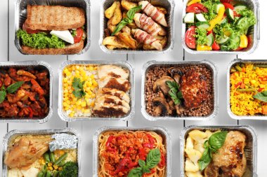 Beyaz ahşap masa üzerinde beslenme kutuları, düz yatıyordu. Sağlıklı gıda dağıtımı