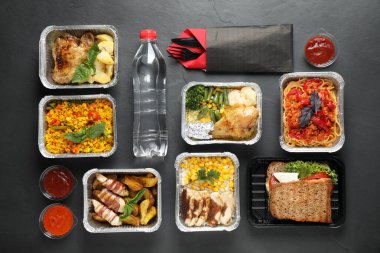 Gri masadaki beslenme çantaları düz yatıyordu. Sağlıklı yemek servisi.
