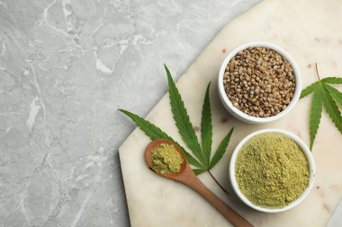 Kenevir protein tozu ve tohumlarla mermer masanın üzerinde düz bir bileşim vardı. Metin için boşluk