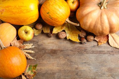 Ahşap arka plan üzerinde Sonbahar sebzeler, düz metin için yer ile yatıyordu. Mutlu Şükran günü