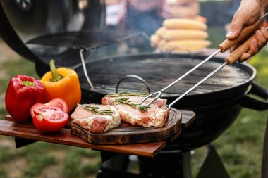 Barbeküde ızgara yapan adam, yakın plan.