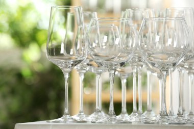 Bulanık arkaplan karşısında boş bardaklar