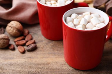 Lezzetli kakao kompozisyonu, marshmallowlu, ahşap masada.