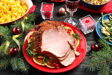 Koyu ahşap masada servis edilen lezzetli jambonlu tabak. Noel yemeği.