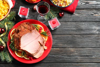 Lezzetli jambonlu düz kompozisyon. Koyu ahşap masada servis ediliyor, yazı için yer var. Noel yemeği.